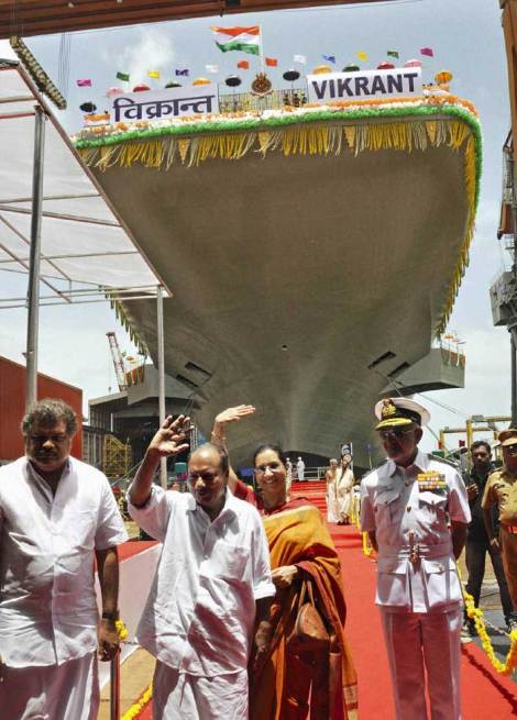 El ministro de defensa indio A K Antony junto a su mujer durante los actos de botadura el nuevo portaaviones en el astillero de Cochin (PTI) 