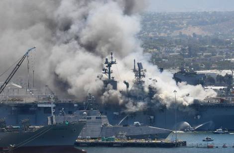 Fuego USS Bonhomme Richard LHD6 Foro Naval (10)